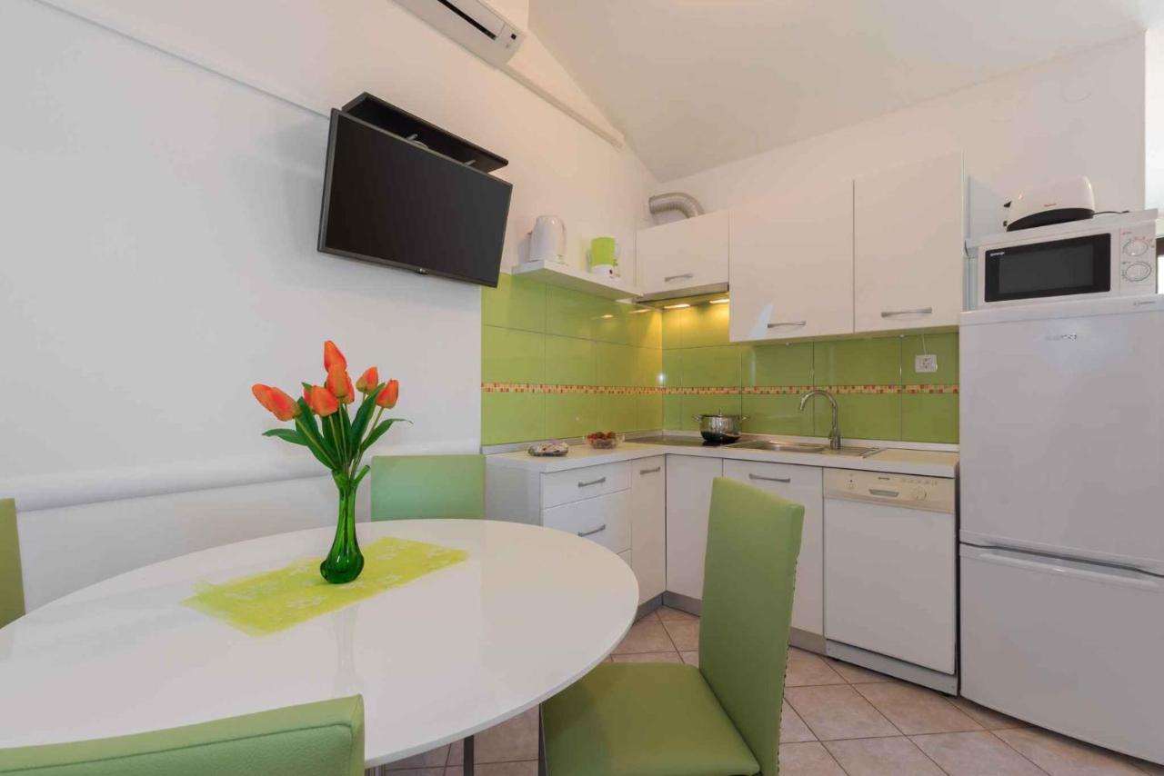 Apartments In Ravni/Istrien 30383 Екстер'єр фото