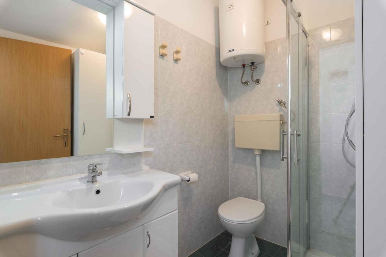 Apartments In Ravni/Istrien 30383 Екстер'єр фото